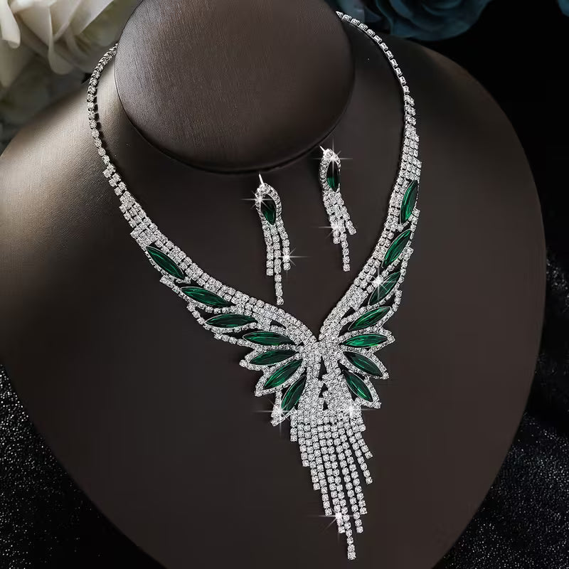 This Jewelry Set Is Crafted with Exquisite Craftsmanship, Featuring a Necklace That Resembles Outstretched Wings, with Smooth Lines And a Strong Sense of Design. The Matching Earrings Continue The Same Style