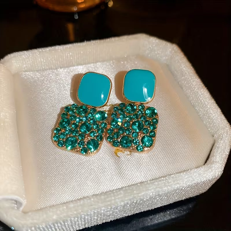 A Pair of Sparkling Square Pendant Earrings Made with Artificial Glass in a Japanese-Korean Style