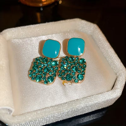 A Pair of Sparkling Square Pendant Earrings Made with Artificial Glass in a Japanese-Korean Style