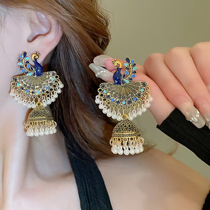 A Pair of Light Luxury High-end Vintage Design Peacock-shaped Round Tassel Earrings