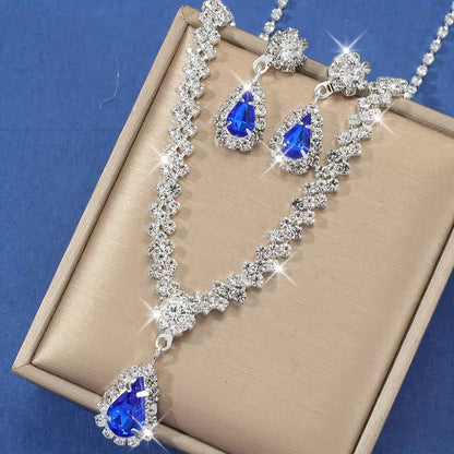 A Sparkling Teardrop-Shaped Rhinestone Pendant Jewelry Set, a Luxurious Necklace Set for Brides at Wedding Parties