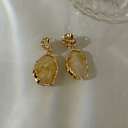 1 Pair of Elegant Vintage-Style Women's Teardrop Resin Imitation Drop Earrings - Irregular Leaf Shaped Statement Dangle Drop, Suitable for Parties, Weddings, Banquets, and Year-Round Wear. Features a Faux Vintage Marble Effect with No Feather