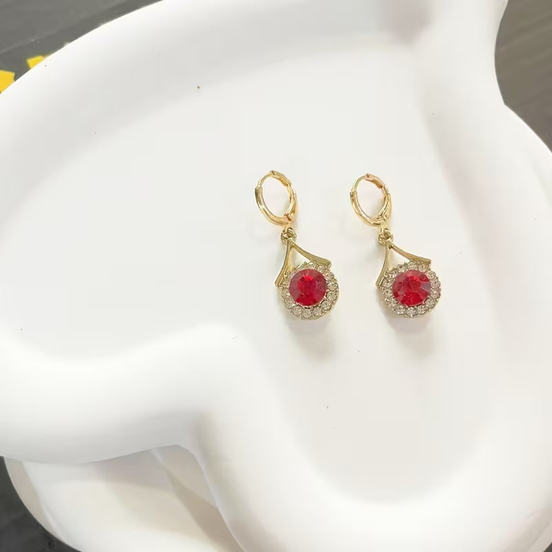 A Pair of Elegant Synthetic Zirconia Pendant Earrings Suitable for Weddings, Parties, And Everyday Wear