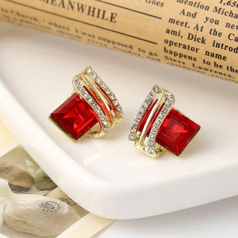 Elegant Diamond-Shaped Wing Geometric Design Earrings Adorned with Sparkling Zirconia Stones, Fashionable High-End Jewelry for Women, Suitable for Both Everyday Wear And Special Occasions