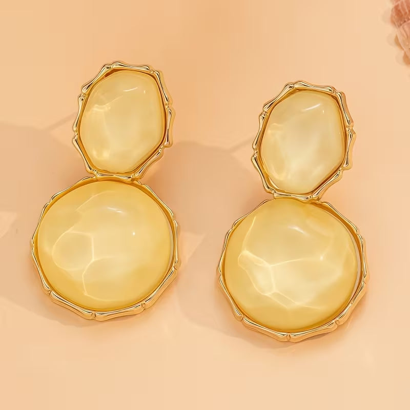 A Pair of Bohemian Geometric Oval Resin Drop Earrings, Exuding Vintage Elegance, Perfect for Women'S Daily Casual Wear And Party Occasions, a Creative Gift