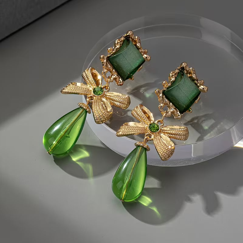 1 Pair Elegant Vintage 18K Golden Plated Zinc Alloy Resin Ear Clips with Copper Ear Needle for Daily Party Occasion