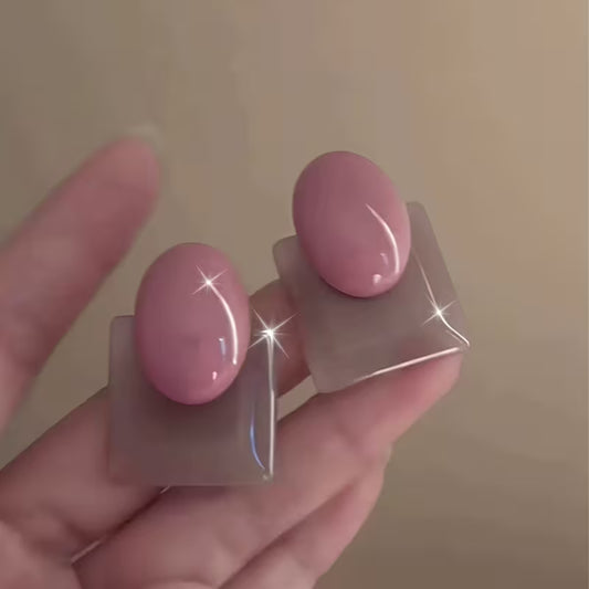 Retro Hong Kong Style Contrasting Color Resin Stud Earrings for Women, New 2025 Model, Suitable for Round Faces, Creates a Smaller Appearance, Lightweight Luxury Feel