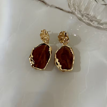 1 Pair of Elegant Vintage-Style Women's Teardrop Resin Imitation Drop Earrings - Irregular Leaf Shaped Statement Dangle Drop, Suitable for Parties, Weddings, Banquets, and Year-Round Wear. Features a Faux Vintage Marble Effect with No Feather