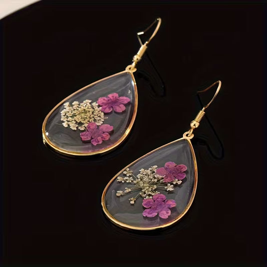 A Pair of Unique Vintage-Style Resin Water Drop Earrings Adorned with Dried Flowers for Women - The Size And Color of The Flowers Are Random.