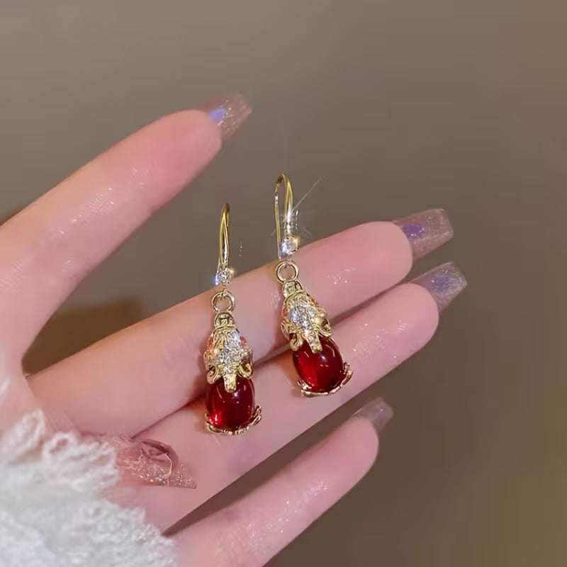 1 Pair of Chinese-Style Retro Mythical Beast Pixiu-Shaped Dangle Earrings, Fashionable, Elegant, Luxurious and Versatile Palace-Style Earrings Inlaid with Red Resin, Fashion Jewelry, Exquisite Christmas and New Year Gifts, for Teenager