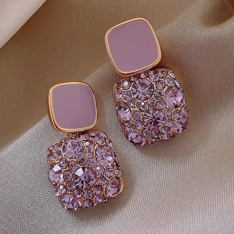 A Pair of Sparkling Square Pendant Earrings Made with Artificial Glass in a Japanese-Korean Style