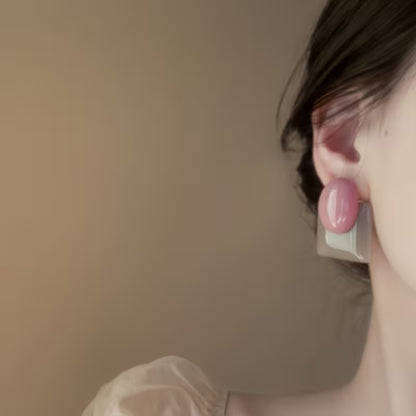Retro Hong Kong Style Contrasting Color Resin Stud Earrings for Women, New 2025 Model, Suitable for Round Faces, Creates a Smaller Appearance, Lightweight Luxury Feel
