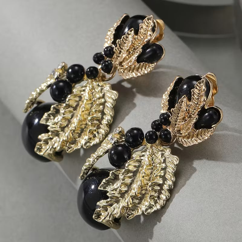 A Pair of Sweet and Elegant Resin Flower Ear Clips, Perfect for Women's Holiday, Birthday, Date, Party, Vacation, Shopping, Daily Wear, and Commuting Accessories