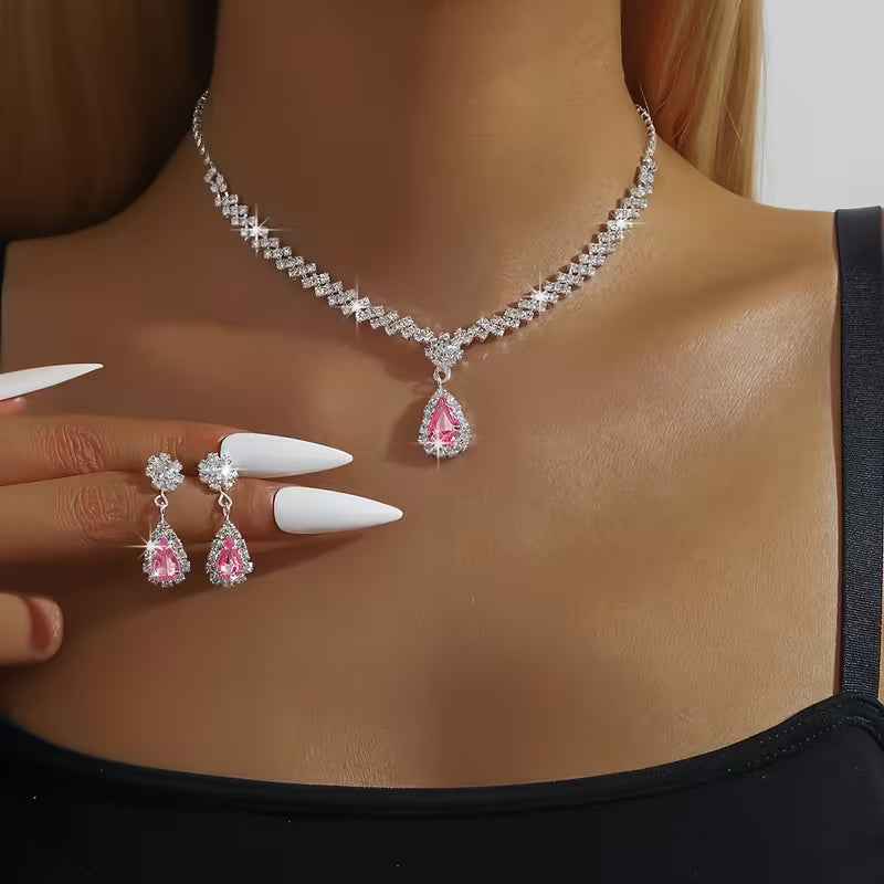 A Sparkling Teardrop-Shaped Rhinestone Pendant Jewelry Set, a Luxurious Necklace Set for Brides at Wedding Parties