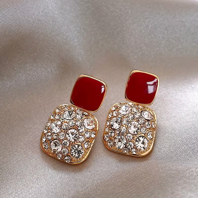 A Pair of Sparkling Square Pendant Earrings Made with Artificial Glass in a Japanese-Korean Style