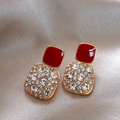 A Pair of Sparkling Square Pendant Earrings Made with Artificial Glass in a Japanese-Korean Style