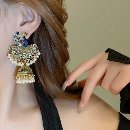 A Pair of Light Luxury High-end Vintage Design Peacock-shaped Round Tassel Earrings