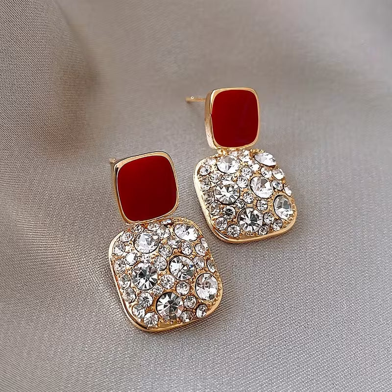 A Pair of Sparkling Square Pendant Earrings Made with Artificial Glass in a Japanese-Korean Style
