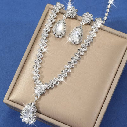 A Sparkling Teardrop-Shaped Rhinestone Pendant Jewelry Set, a Luxurious Necklace Set for Brides at Wedding Parties