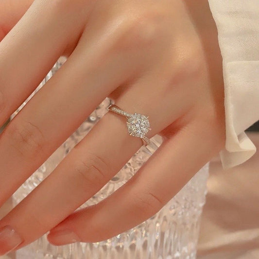 High-end Six-prong Simulated Women's Minimalist Ring