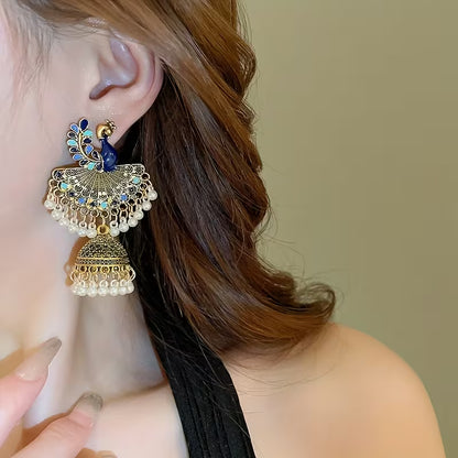 A Pair of Light Luxury High-end Vintage Design Peacock-shaped Round Tassel Earrings