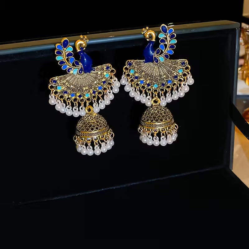 A Pair of Light Luxury High-end Vintage Design Peacock-shaped Round Tassel Earrings