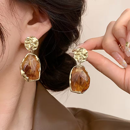 1 Pair of Elegant Vintage-Style Women's Teardrop Resin Imitation Drop Earrings - Irregular Leaf Shaped Statement Dangle Drop, Suitable for Parties, Weddings, Banquets, and Year-Round Wear. Features a Faux Vintage Marble Effect with No Feather