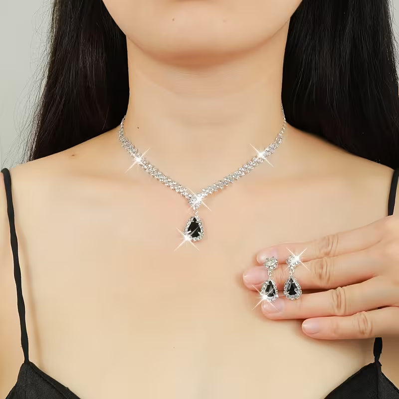 A Sparkling Teardrop-Shaped Rhinestone Pendant Jewelry Set, a Luxurious Necklace Set for Brides at Wedding Parties