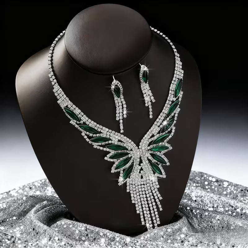 This Jewelry Set Is Crafted with Exquisite Craftsmanship, Featuring a Necklace That Resembles Outstretched Wings, with Smooth Lines And a Strong Sense of Design. The Matching Earrings Continue The Same Style