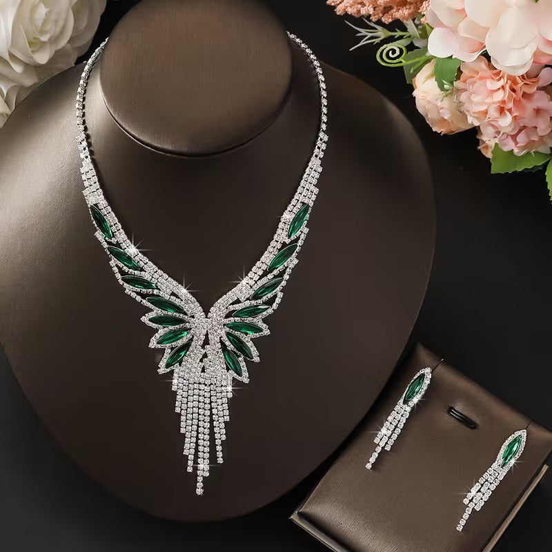 This Jewelry Set Is Crafted with Exquisite Craftsmanship, Featuring a Necklace That Resembles Outstretched Wings, with Smooth Lines And a Strong Sense of Design. The Matching Earrings Continue The Same Style