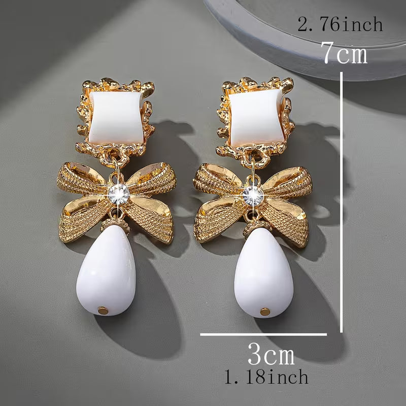 1 Pair Elegant Vintage 18K Golden Plated Zinc Alloy Resin Ear Clips with Copper Ear Needle for Daily Party Occasion