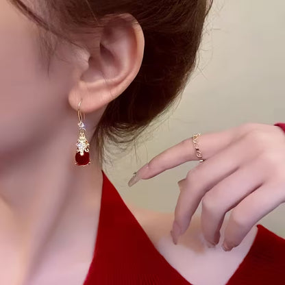 1 Pair of Chinese-Style Retro Mythical Beast Pixiu-Shaped Dangle Earrings, Fashionable, Elegant, Luxurious and Versatile Palace-Style Earrings Inlaid with Red Resin, Fashion Jewelry, Exquisite Christmas and New Year Gifts, for Teenager