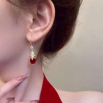 1 Pair of Chinese-Style Retro Mythical Beast Pixiu-Shaped Dangle Earrings, Fashionable, Elegant, Luxurious and Versatile Palace-Style Earrings Inlaid with Red Resin, Fashion Jewelry, Exquisite Christmas and New Year Gifts, for Teenager