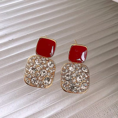 A Pair of Sparkling Square Pendant Earrings Made with Artificial Glass in a Japanese-Korean Style