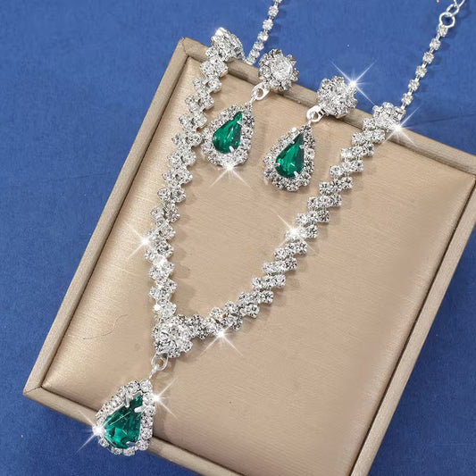 A Sparkling Teardrop-Shaped Rhinestone Pendant Jewelry Set, a Luxurious Necklace Set for Brides at Wedding Parties