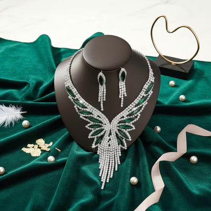 This Jewelry Set Is Crafted with Exquisite Craftsmanship, Featuring a Necklace That Resembles Outstretched Wings, with Smooth Lines And a Strong Sense of Design. The Matching Earrings Continue The Same Style