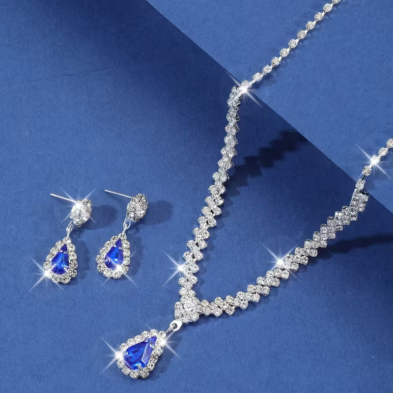 A Sparkling Teardrop-Shaped Rhinestone Pendant Jewelry Set, a Luxurious Necklace Set for Brides at Wedding Parties