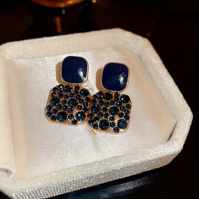 A Pair of Sparkling Square Pendant Earrings Made with Artificial Glass in a Japanese-Korean Style